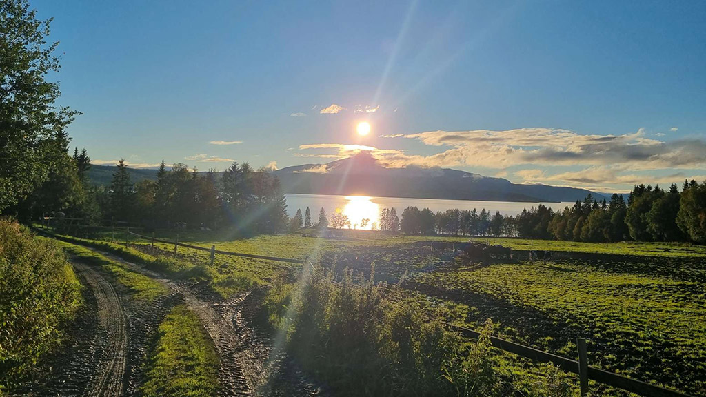 Jaktlaget belönas efter en lyckad dag i de jämtländska skogarna med en vacker solnedgång över Åreskutan och sjön Kallsjön.